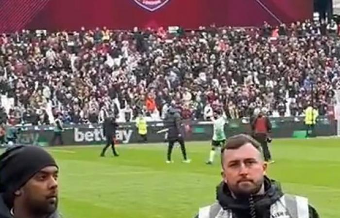 بالبلدي: محمد صلاح يتجاهل مصافحه كلوب بعد نهاية مباراة وست هام ويحيي جماهير ليفربول