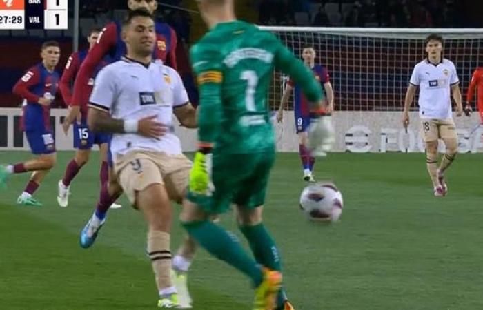 بالبلدي: هدف تعادل فالنسيا مع برشلونة (11) بعد خطأ كارثي من تير شتيجن